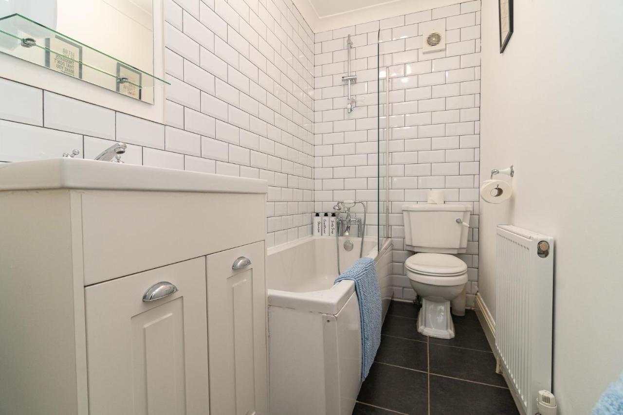 Light And Airy 1 Bedroom Flat 700M From The Beach Борнмут Экстерьер фото